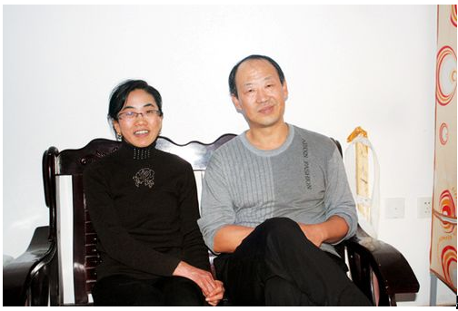 图为　余文丽下班回到家陪丈夫看电视。　（特约记者 吴小钗 摄）