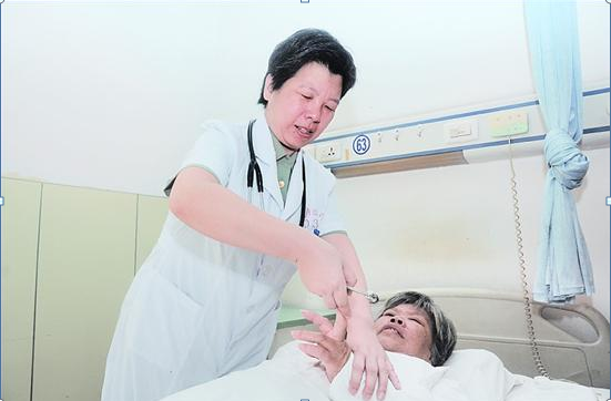 虽然没有正式上班，但张笋仍时常到医院给患者做检查  刘会宾摄