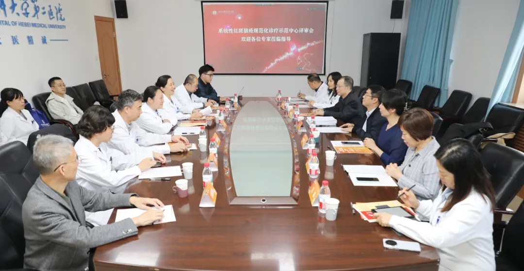 围绕中心建设,省内外专家们进行了深入的讨论交流