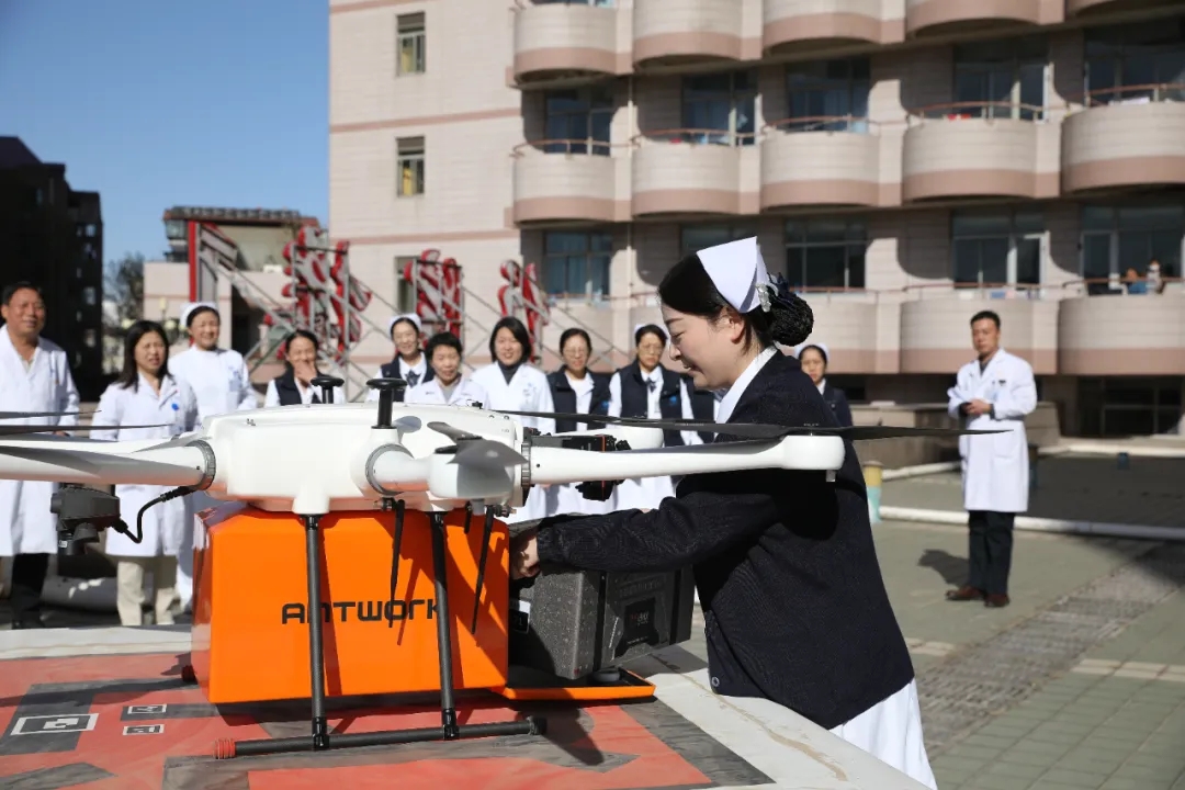 院本部医护人员拿出标本