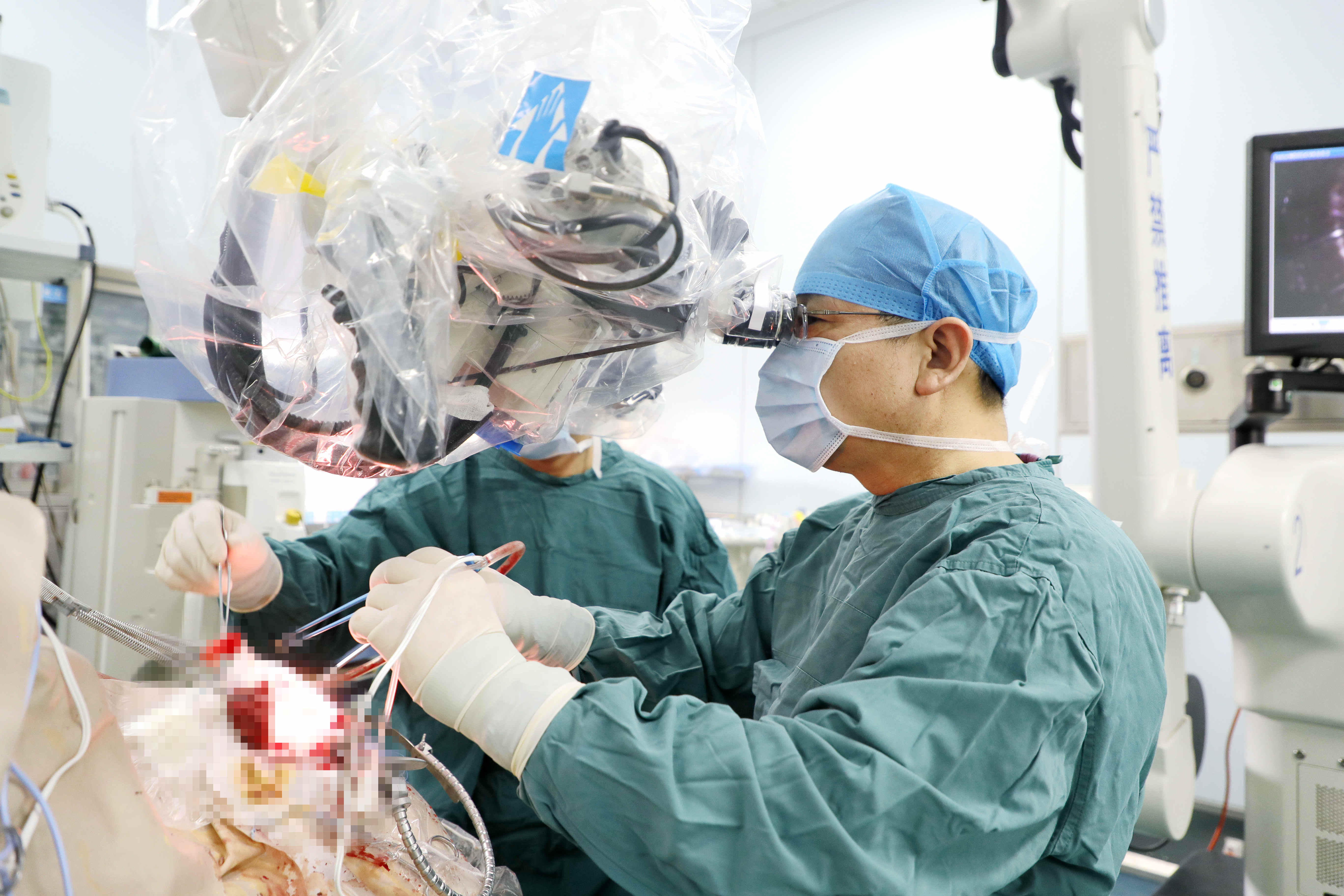 副院长、神经外科主任赵宗茂教授手术中