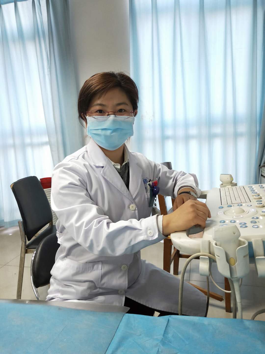 雷玲彦医生在风湿科病房