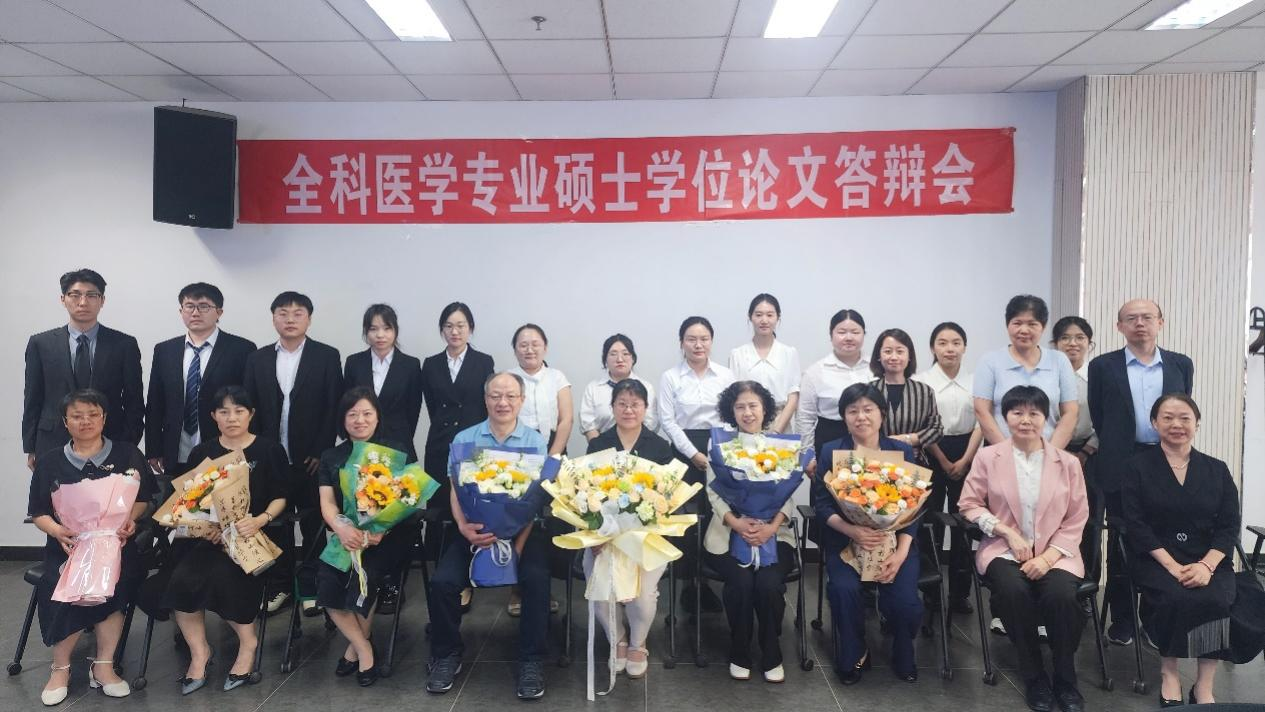 12名研究生与答辩专家们合影