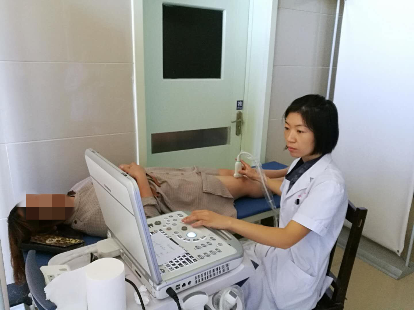 孙超医生为患者做关节超声