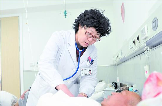 乞国艳正在给患者进行检查