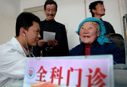 图为全科医生到基层提供医疗服务