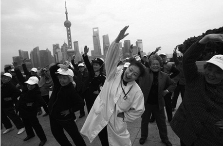 图为全科医生带领病人锻炼