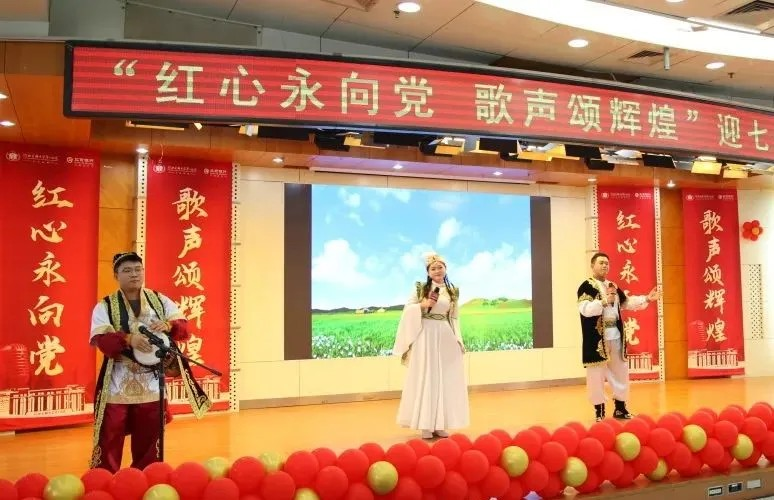 三等奖:四分会周晓宁、高云强、周佳兴《打起鼓来唱起歌》