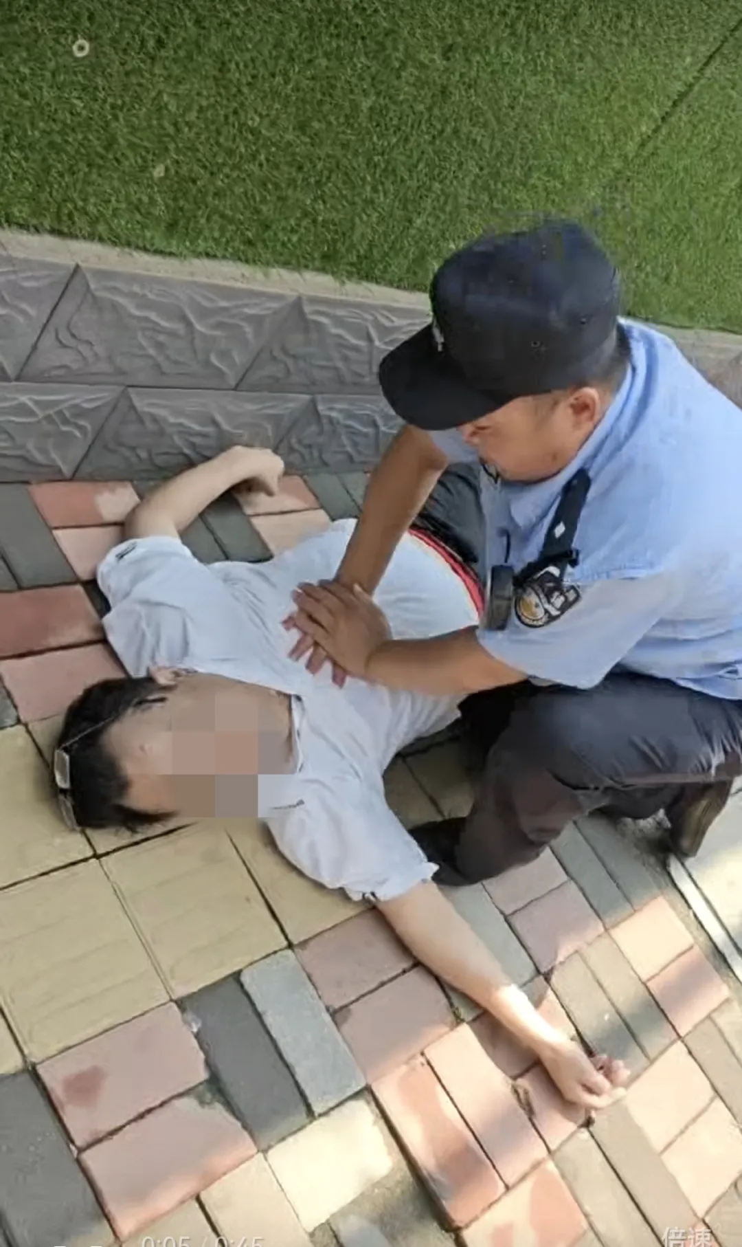 宁安路派出所警员为昏倒路人进行心肺复苏(视频截图)