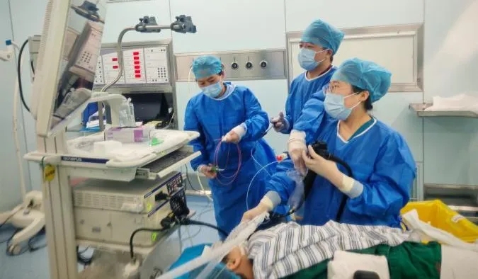 6小时内镜攻坚，河北医大二院成功取出青年患者胃内大量塑料袋